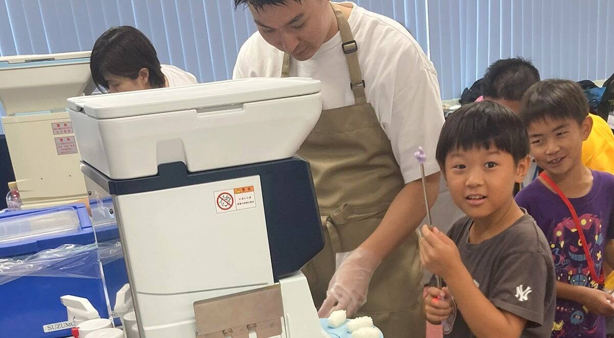 子ども達が"寿司ロボット紹介プロデューサー"に就任!? 世界シェアNo.1※のBtoBメーカーが、厨房の裏方ロボットを子どもたちの目線で語り直してもらった理由
