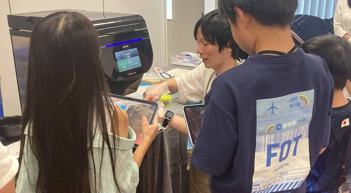 子ども達が"寿司ロボット紹介プロデューサー"に就任!? 世界シェアNo.1※のBtoBメーカーが、厨房の裏方ロボットを子どもたちの目線で語り直してもらった理由
