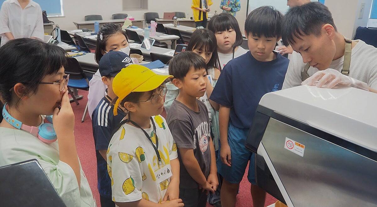 子ども達が"寿司ロボット紹介プロデューサー"に就任!? 世界シェアNo.1※のBtoBメーカーが、厨房の裏方ロボットを子どもたちの目線で語り直してもらった理由