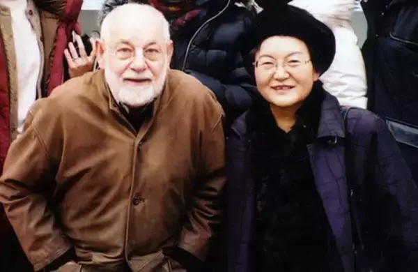 「名作絵本『はらぺこあおむし』の原書の初版は、日本で印刷された！　エリック・カールさんと偕成社の深いつながり」の画像