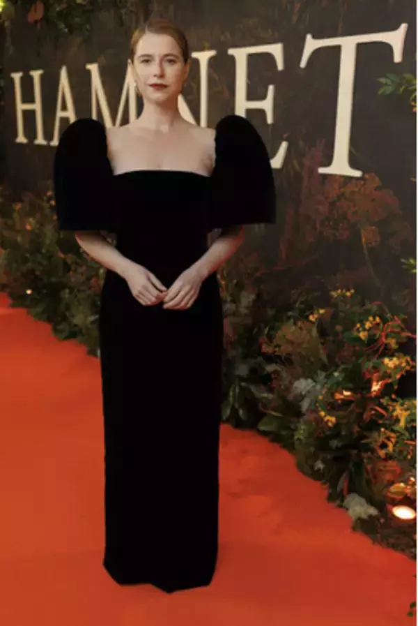 「【ルイ・ヴィトン】ジェシー・バックリーが、映画「ハムネット」プレミアに着用したドレスのサヴォアフェール」の画像