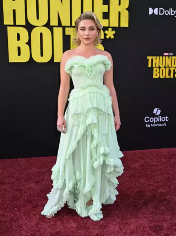 【McQueen】フローレンス・ピューがマックイーンを着用