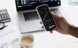 「【調査結果】FXトレーダーの４２％が「PC・スマホを併用して取引している」と回答」の画像1