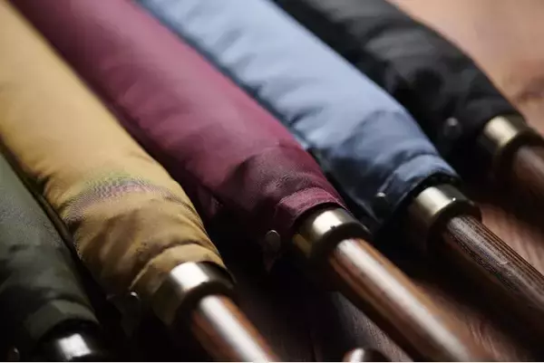 老舗洋傘メーカー前原光栄商店にて、ブランドを象徴するトンボをあしらった、紳士の装いに格を添える洋傘「リベリオラ」が登場。ECサイトでは送料無料・名入れ加工無料の会員様限定の先行販売を5月13日に開始。