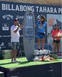 「世界初の透明サーフボード、WSL公式大会で優勝者へ贈呈」の画像1