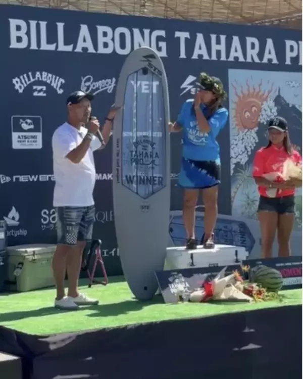 世界初の透明サーフボード、WSL公式大会で優勝者へ贈呈