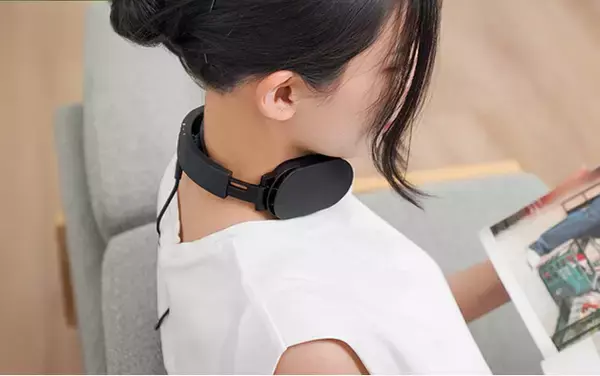 シリーズ史上、最冷却・最軽量を両立。あえての「有線」がこの夏を変える。電気の力で首を冷やす『ネッククーラーLite』を発売