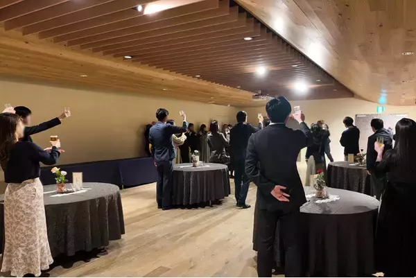 いい出会いの日（11月11日）に婚活パーティーを開催！はなわ夫妻も乾杯で応援【結婚相談所ZWEI】