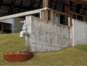 雨の日に“完成”する、巨大な蛇口のアート　VISONに新たなアートスポット「turn off the tap」が誕生