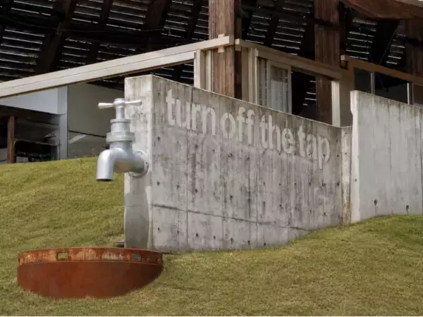 雨の日に“完成”する、巨大な蛇口のアート　VISONに新たなアートスポット「turn off the tap」が誕生
