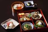 「祇園「静水香」のランチに選べるおばんざい付きの松花堂ランチが新登場！日本酒の乾杯スパークリングもセットに。」の画像1