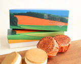 「【新千歳空港限定】230,000個以上売れているバターチーズサンド「チェダーチーズ」に写真家・前田真三氏作品のパッケージ "大地の彩り" 新登場！CMロケ地としても有名な美瑛の雄大な景色を北海道土産に」の画像1