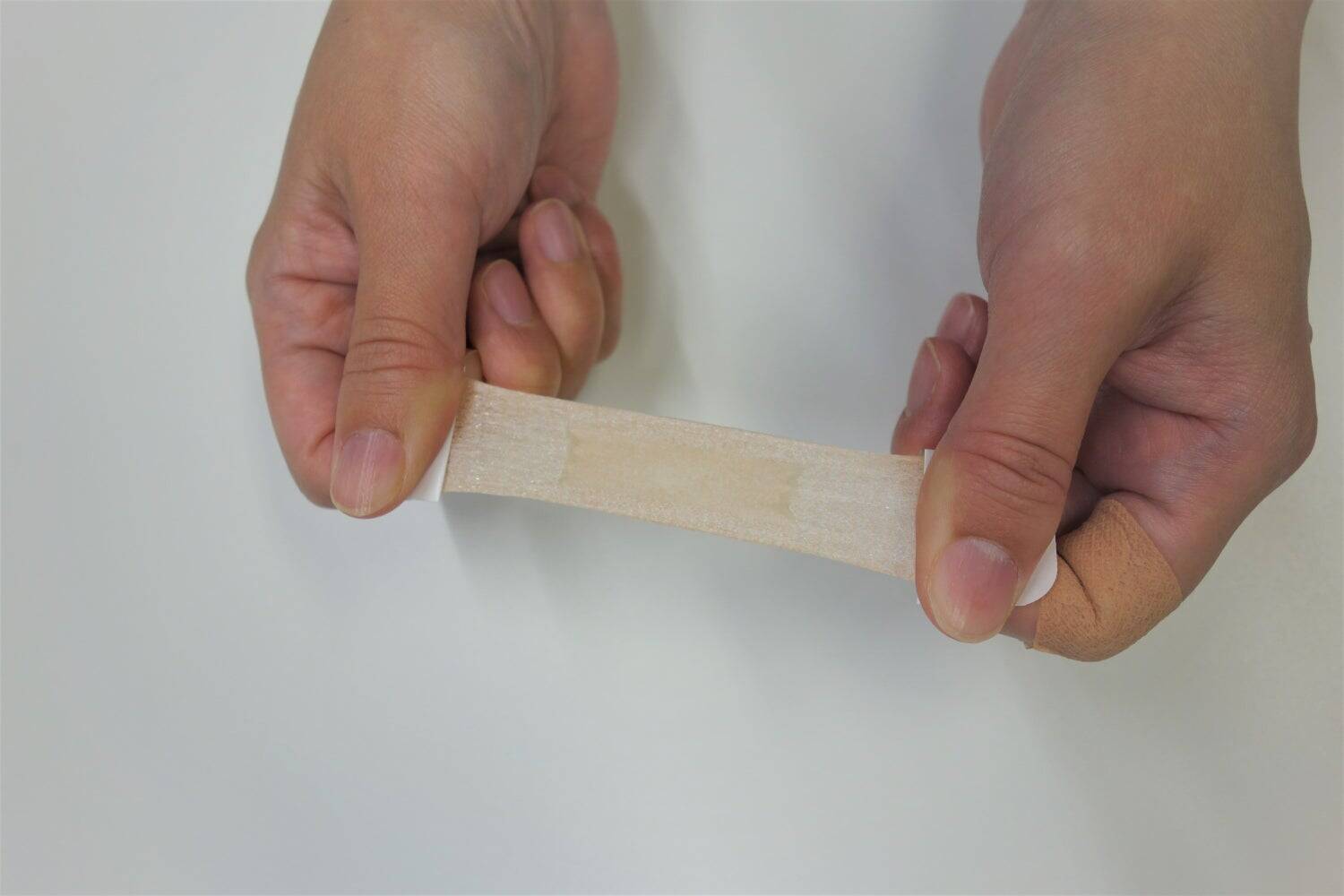 「キズを早くきれいに治す」快適な絆創膏を届けたい　高機能絆創膏「ケアリーヴ治す力」に込めたニチバンの想い