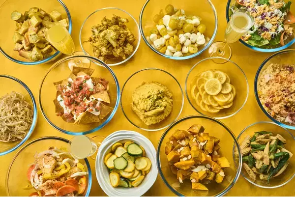 【アロフト大阪堂島】で国際女性デーを祝う黄色に彩られた2日間限定スペシャルサラダバー