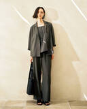 「暑い季節も快適に過ごせるオフィススタイル！通気性抜群のからみ織りセットアップがコムサから登場」の画像1