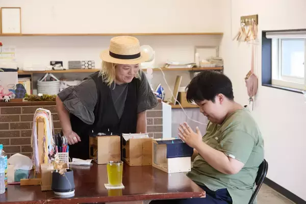 「「与えられる福祉から、与えるクリエイティブへ」  TOMOSが社会との“きっかけ”をつくる理由」の画像