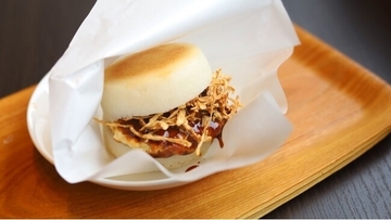 国富町の特産品せんぎり大根をバーガーに!?　小麦グルテン不使用の米粉パンで楽しむ「こめっ娘バーガー せんぎりつくねサンド」誕生