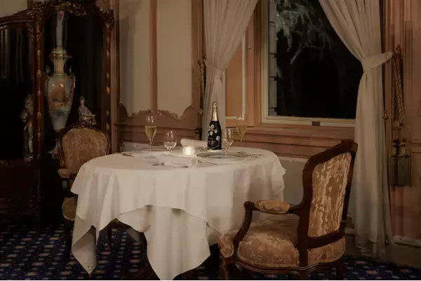 【ホテル長楽館｜ル シェーヌ】アール・ヌーヴォーの華「ペリエ・ジュエ ベル エポック」と楽しむ、1日1組限定の個室ディナー（2025年12月1日～2026年2月28日）