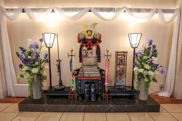 【横浜桜木町ワシントンホテル】鎧兜のフォトスポットでおもてなし「こどもの日フェア」5/4・5開催　～お子さま限定でプレゼント～ステーショナリーセット／ポーチ入りハンカチタオル