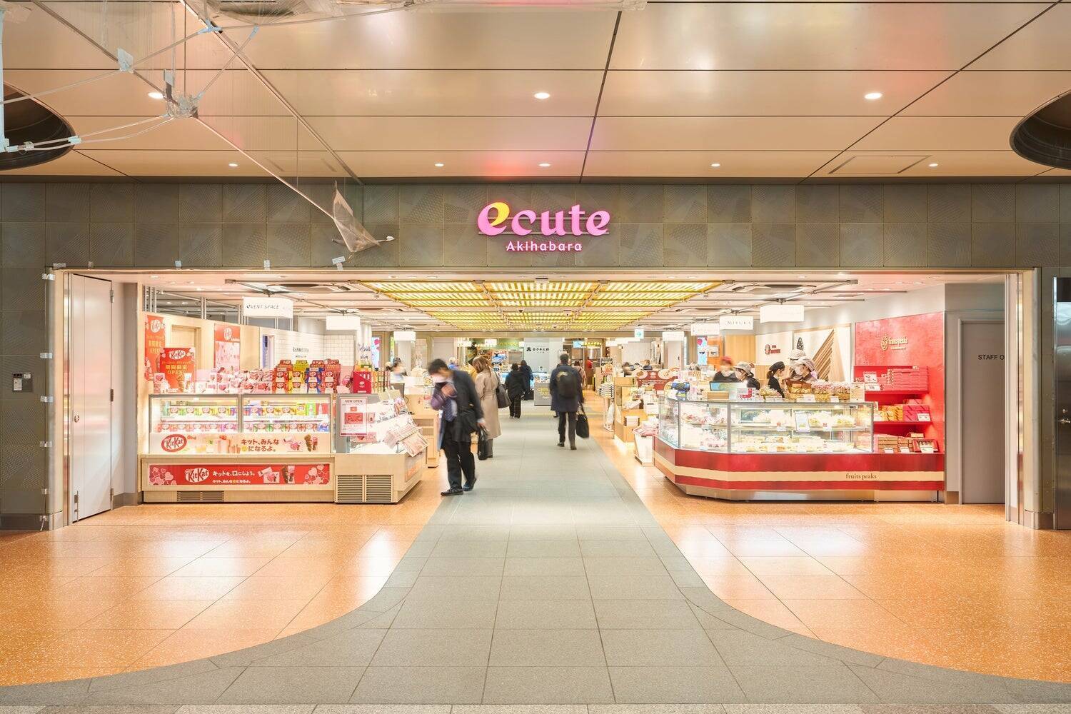 「エキュート秋葉原」開業1周年！限定スイーツ開発の舞台裏 ― 4,524回の発話から1,116件の本音を抽出。ロボットキャストが導き出した、秋葉原駅ユーザーのための新スイーツ ―