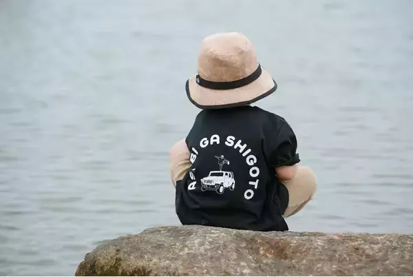 ママパパ向けメディア「i-na」がアーティスト強とコラボでキッズTシャツを発売！