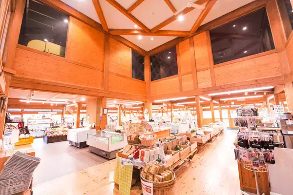 【熊本県南小国町】大日本印刷（DNP）と共に、南小国町総合物産館「きよらカァサ」内に小さな本屋をオープン。本を囲み、地域に新たな交流が生まれる場へ