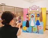 「エレベーターガールのレトロかわいい制服に注目！新宿小田急の‟エレガなりきり”顔出しパネルが登場」の画像1