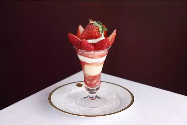 「岐阜県産の大粒苺「美濃娘」や香川県産の果汁いっぱいの苺「さぬきひめ」を使った２種類のストロベリーパフェが登場」の画像