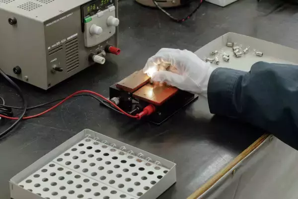 「大人の科学マガジン プラネタリウム専用電球ができるまで 「星空を生み出す細渕の100年電球と職人の手仕事」」の画像