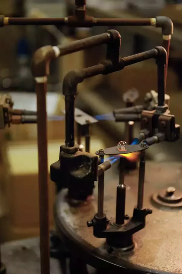 「大人の科学マガジン プラネタリウム専用電球ができるまで 「星空を生み出す細渕の100年電球と職人の手仕事」」の画像