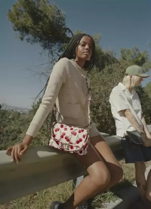 コーチ、 “Cherry” コレクションを発売