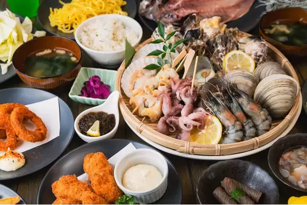 【日本最大級の牡蠣小屋×リゾートグランピング】海辺で過ごす特別な1日滞在体験を、好評につき3月末まで期間延長｜ウッドデザインパーク野間