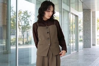 ファッション市場で注目高まるレイヤードスタイル、手軽にこなれ感を演出できる　『洋服の青山』からきちんと感と抜け感を両立した「ビスチェ」が初登場