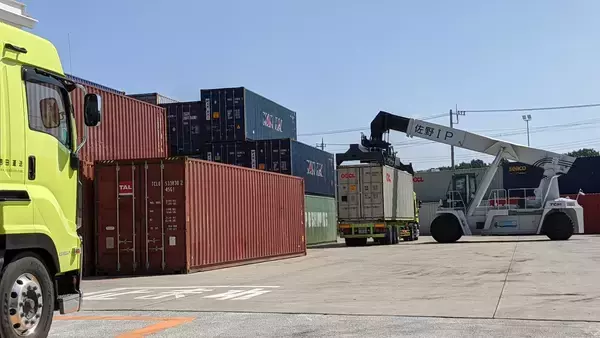 「NETFLIX独占配信『忍びの家』のロケ地にもなった、日本初の本格的ドライポートを運営する吉田運送の挑戦　24年問題対応、GX・脱炭素への貢献、TTNEコラボサウナ」の画像