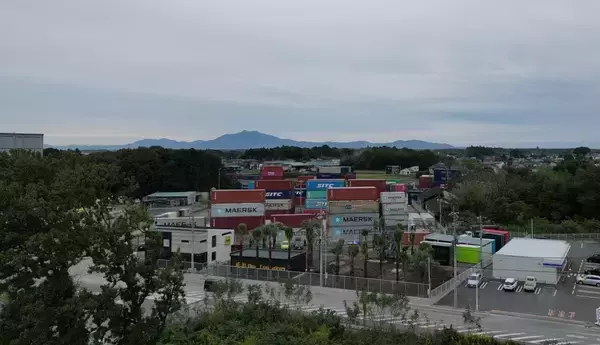 「NETFLIX独占配信『忍びの家』のロケ地にもなった、日本初の本格的ドライポートを運営する吉田運送の挑戦　24年問題対応、GX・脱炭素への貢献、TTNEコラボサウナ」の画像