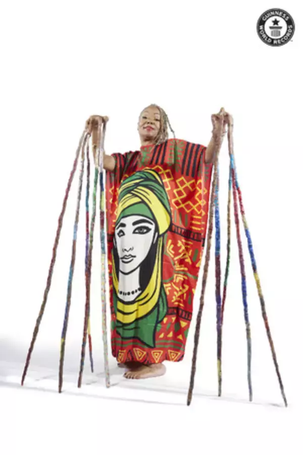 史上最も長い爪の女性、ギネス世界記録(TM)に認定！