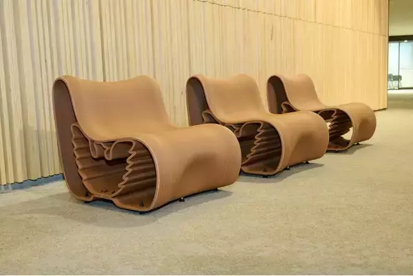 大阪・関西万博ルクセンブルクパビリオンの木材を再利用した椅子を制作