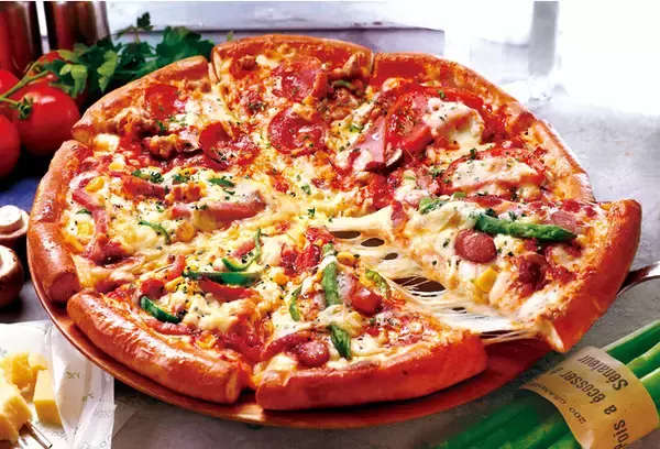 90年代の人気商品を楽しめる『ナインティーズクォーター』発売！！　≪ピザーラ35周年≫復刻メニュー第1弾！！