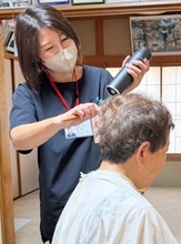 【敬老の日の新しい贈り物】 モノではなく「心が豊かになる体験」を。要介護高齢者向け「訪問理美容ギフト」初回限定特別キャンペーンを8月よりスタート！