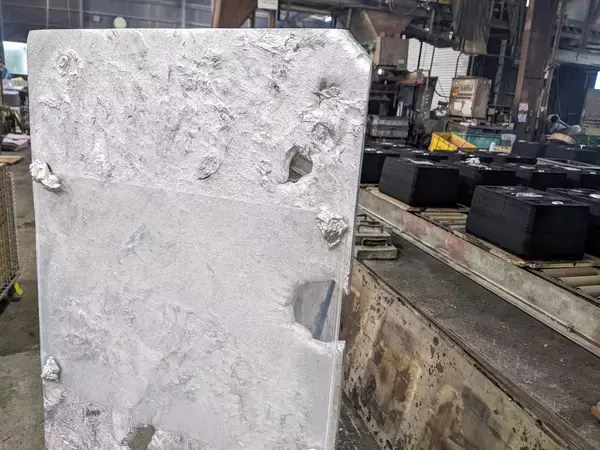 「「災害廃材を活用したサインスタンド」伝統の砂型鋳造で記憶をカタチ作る」の画像