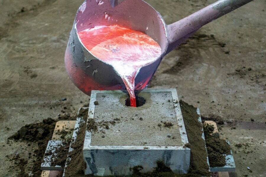 「災害廃材を活用したサインスタンド」伝統の砂型鋳造で記憶をカタチ作る