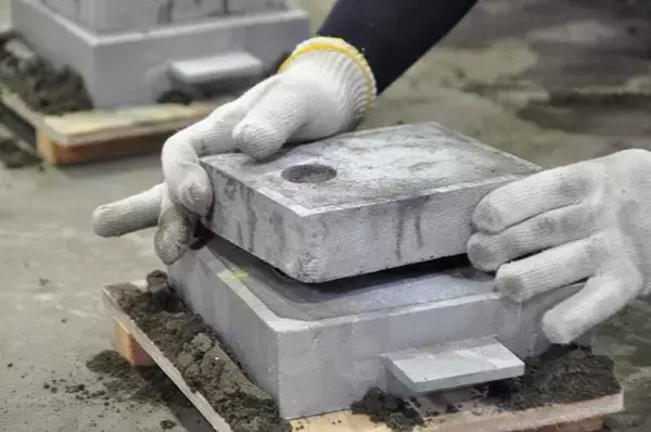 「「災害廃材を活用したサインスタンド」伝統の砂型鋳造で記憶をカタチ作る」の画像