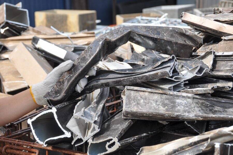 「災害廃材を活用したサインスタンド」伝統の砂型鋳造で記憶をカタチ作る