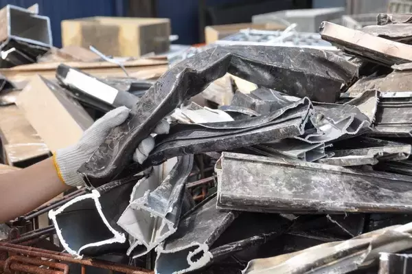 「「災害廃材を活用したサインスタンド」伝統の砂型鋳造で記憶をカタチ作る」の画像