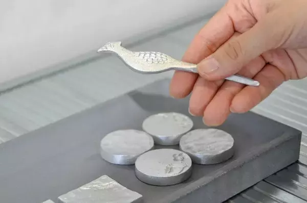 「「災害廃材を活用したサインスタンド」伝統の砂型鋳造で記憶をカタチ作る」の画像