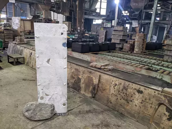 「「災害廃材を活用したサインスタンド」伝統の砂型鋳造で記憶をカタチ作る」の画像