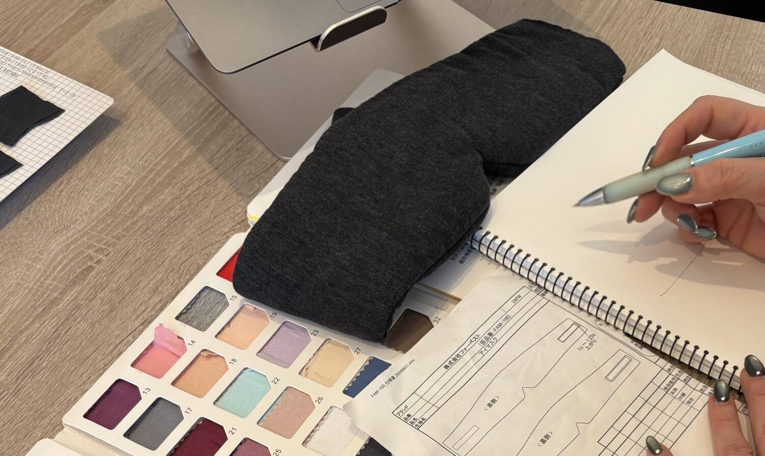 「離婚届」を机に置いた日から始まった、夫婦の逆転ロード。実家の倒産、リストラ、そして「隠れ不眠」。絶望の中にいた夫婦が、耳の下を通るアイマスクを通して、もう一度“眠り”と向き合うまでの物語。