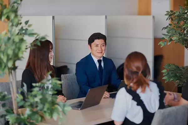 「「離婚届」を机に置いた日から始まった、夫婦の逆転ロード。実家の倒産、リストラ、そして「隠れ不眠」。絶望の中にいた夫婦が、耳の下を通るアイマスクを通して、もう一度“眠り”と向き合うまでの物語。」の画像