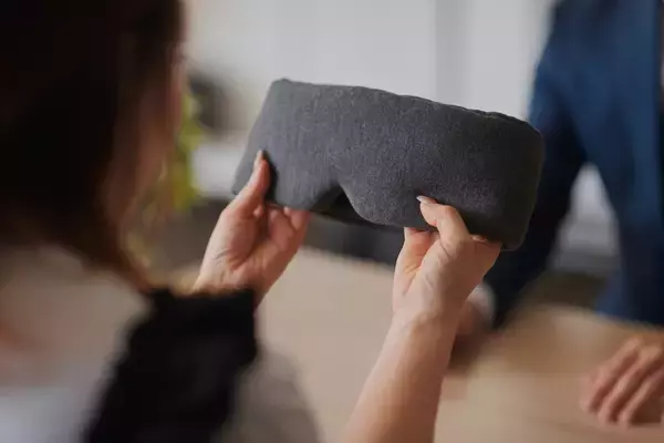 「「離婚届」を机に置いた日から始まった、夫婦の逆転ロード。実家の倒産、リストラ、そして「隠れ不眠」。絶望の中にいた夫婦が、耳の下を通るアイマスクを通して、もう一度“眠り”と向き合うまでの物語。」の画像