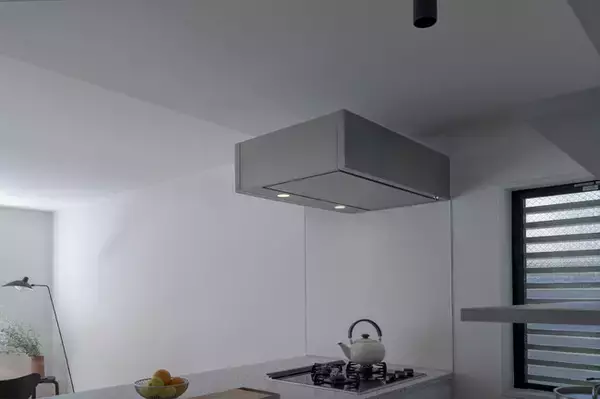 袖壁もダクトカバーも要らない、ペニンシュラキッチン専用の「フラットサイドフード」を新発売